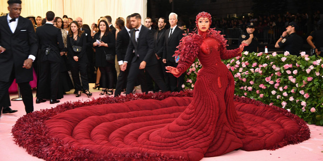 Cardi B merész overallban villantotta meg hatalmas kebleit