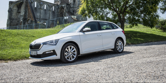 Ez lehet Magyarország egyik kedvenc autója - Skoda Scala 1.0 teszt