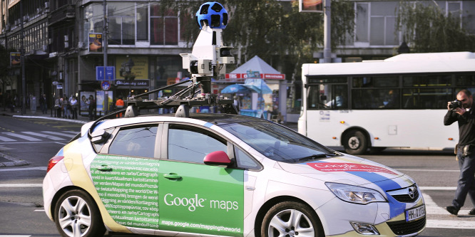 Épp elesett ez a férfi, amikor lekapta a Google utcaképének kamerája