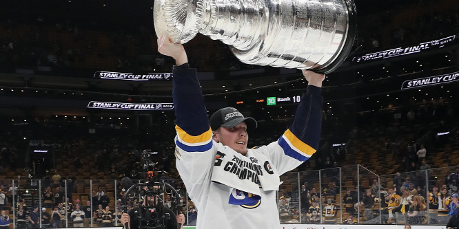 Az NHL címvédője hosszabbított kétszeres bajnok centerével