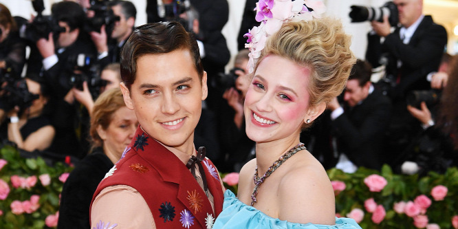Két év után szakított Cole Sprouse és Lili Reinhart