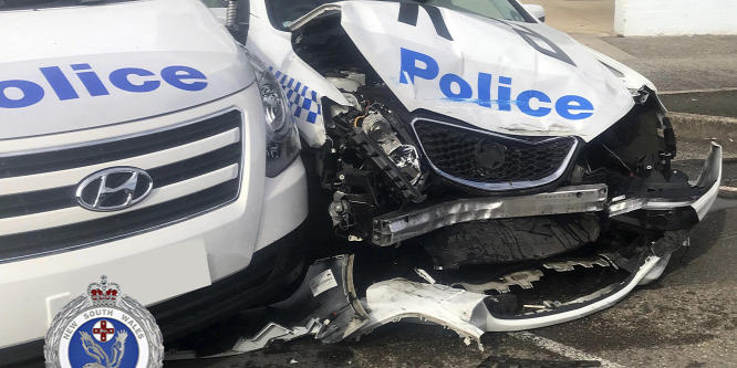 Több rendőrautónak is nekihajtott egy kábítószert szállító kisteherautó Sydney-ben