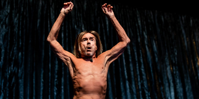 Fiatal lányok borzolták a 72 éves Iggy Pop haját Budapesten