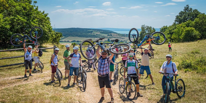 Akár anyáinkkal is bringázhatunk a dombokon - e-bike-oztunk a Völgyben