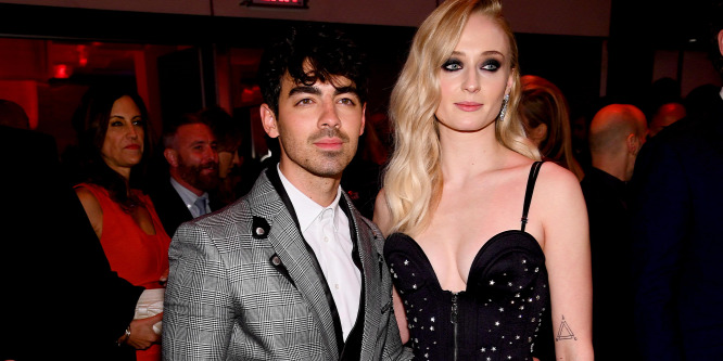 Joe Jonas és Sophie Turner kiskutyáját halálra gázolta egy autó