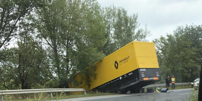Ennyi mozgással szerencse, hogy nincs több F1-es baleset a közutakon