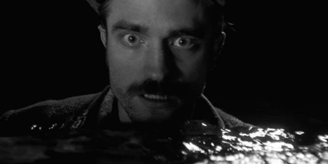 Robert Pattinson és Willem Dafoe kettesben őrülnek meg - videó