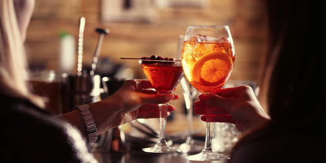 Megtagadta a pincérnő az alkoholt a terhes nőtől - csak épp titokban.