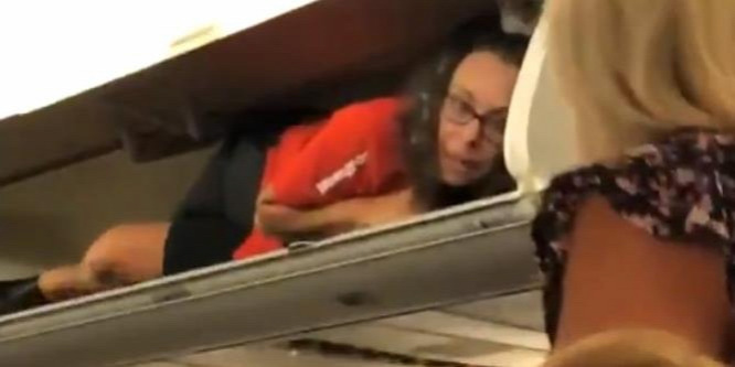 Mit keres a stewardess a csomagtartóban? – videó