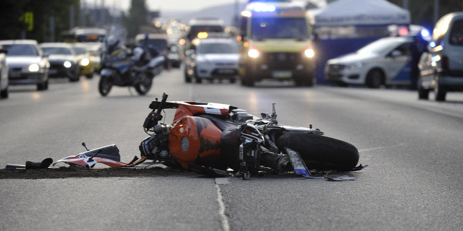 Teherautóval ütközött egy motoros az Üllői úton, egy ember meghalt