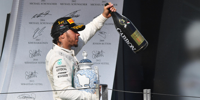 Hamilton lehajrázta Verstappent, megnyerte a Magyar Nagydíjat