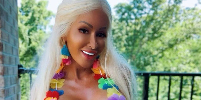 Dizájnervaginára vágyik az élő Barbie, Nannette Hammond