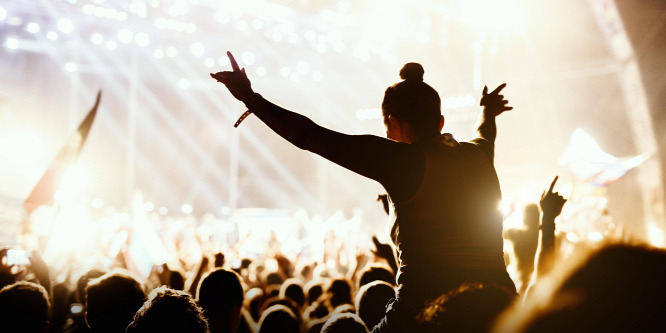 A színpadon elégítette ki rajongóját orálisan DJ Flume (18+)