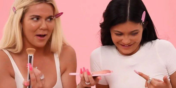Kínos videó került ki a Kardashian lányokról