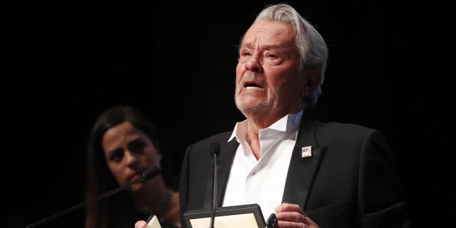 Friss fotó került ki az agyvérzésen átesett Alain Delonról