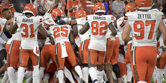 Pár hónapja az utcán aludt, csütörtökön a pályán ünnepelték az NFL-ben