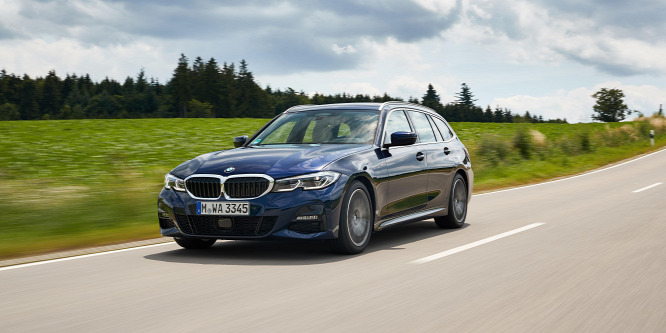 Folyóba gurította a szüleitől kapott BMW-t, mert Jaguarra vágyott