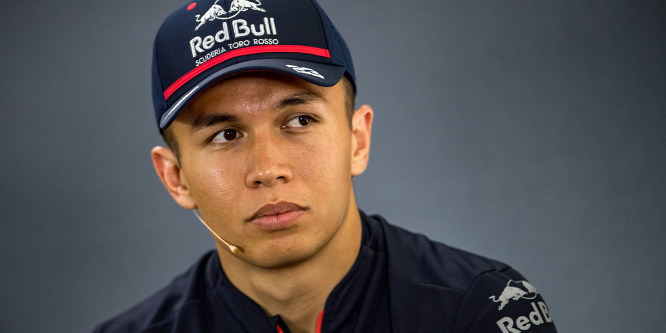 Bemutatkozott csapatánál a Red Bull új pilótája, Alex Albon