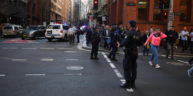 Késsel támadt a járókelőkre egy férfi Sydney-ben