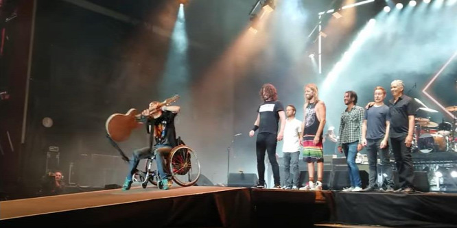 Sziget 2019: kerekesszékes rajongó törhette szét Dave Grohl gitárját