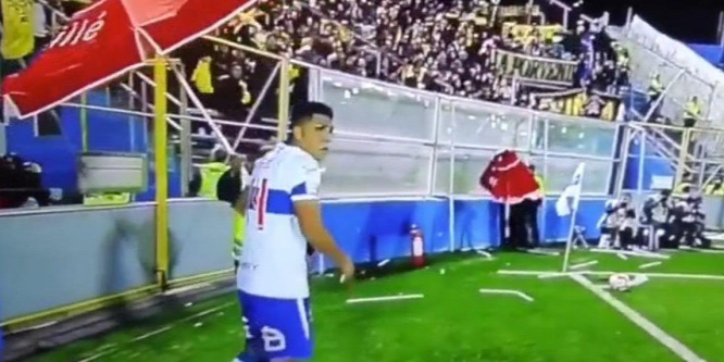 Napernyővel próbálták védeni a szögletet rúgó focistát - videó