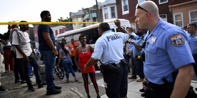 Lövöldözés közben rendőröket ejtettek túszul Philadelphiában