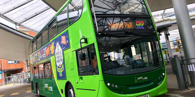 Felfüggesztették a buszsofőrt, mert nem vezette a szivárványos buszt