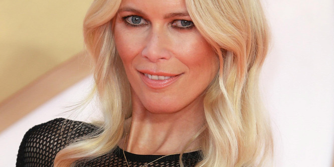 Claudia Schiffer meztelenül fekszik a fűben - Fotó