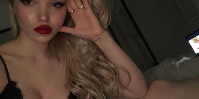 Átüt mellbimbót villantott a 23 éves színészn, Dove Cameron