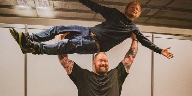 Ed Sheerannel súlyzózott a Trónok harca óriása - videó