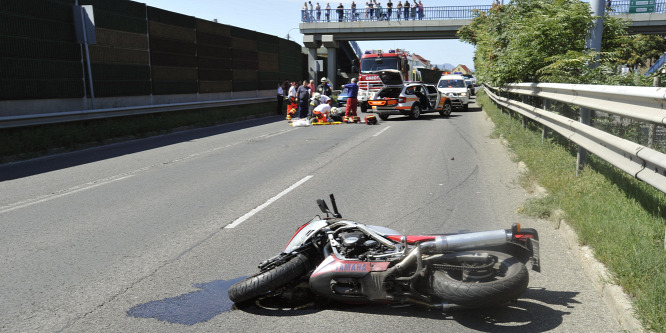 Autó és motoros karambolozott a Nagykőrösi úton