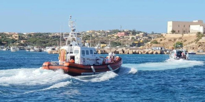 Az olasz parti őrség több mint félszáz migránst talált egy hajón