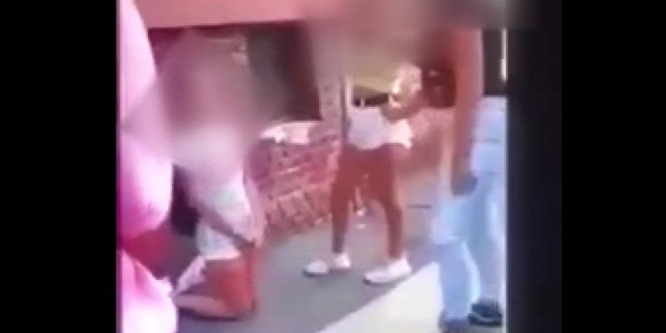 Videón, ahogy durván megaláznak egy mosonmagyaróvári diáklányt a társai