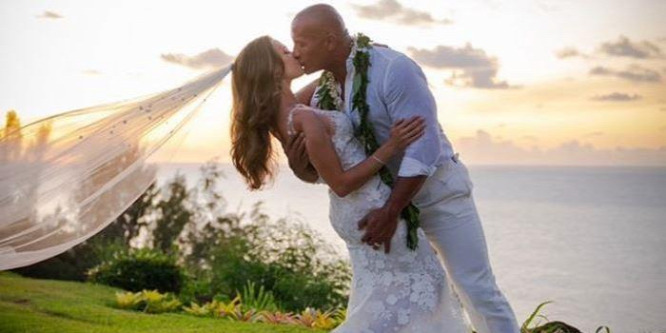 Romantikus képeken a frissen nősült Dwayne Johnson és szerelme
