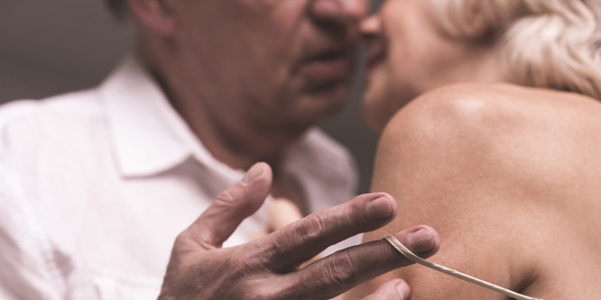 Nyugdíjasokra csaptak le a rendőrök: csoportos szex az erdőben