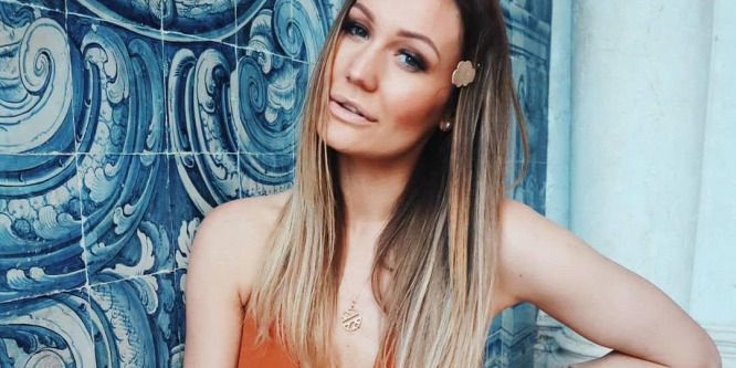 Fekete, szexi bikiniben mutatta meg magát a magyar luxusfeleség - fotók