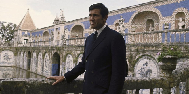 George Lazenby eljátszotta, hogy színész, így lett belőle James Bond