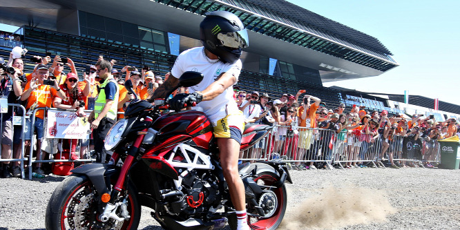 Párbajra hívta Hamiltont a MotoGP ötszörös világbajnoka