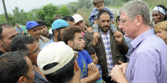 Fidesz: Gyurcsányék lebontanák a kerítést, beengednék a migránsokat
