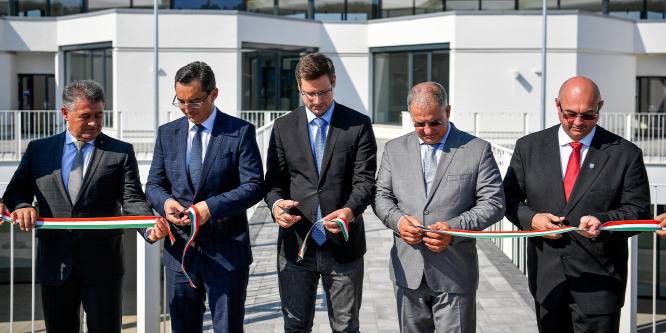 Gulyás Gergely nemzetközi iskolát avatott Debrecenben