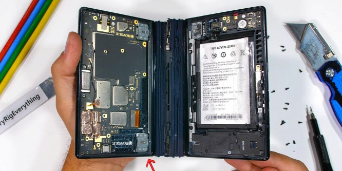 Darabokra szedték az első és egyetlen összehajtható mobilt