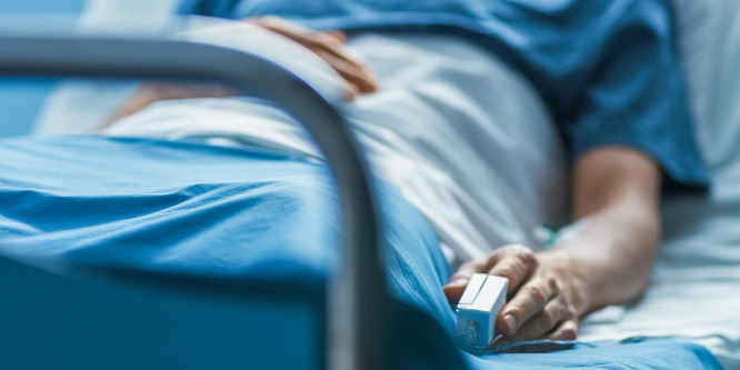 Életveszélyes állapotban szállították kórházba a magyar rappert: végre hír érkezett róla