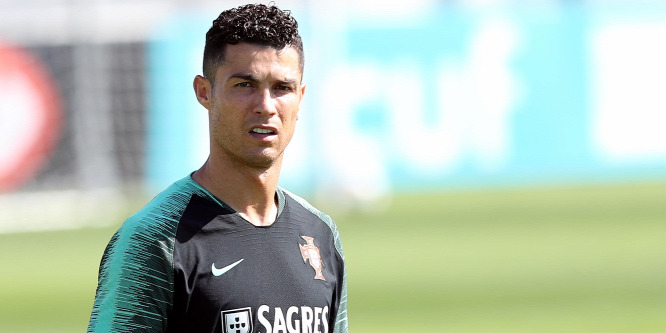 Miért szagolgatja Cristiano Ronaldo a csapattársa haját?