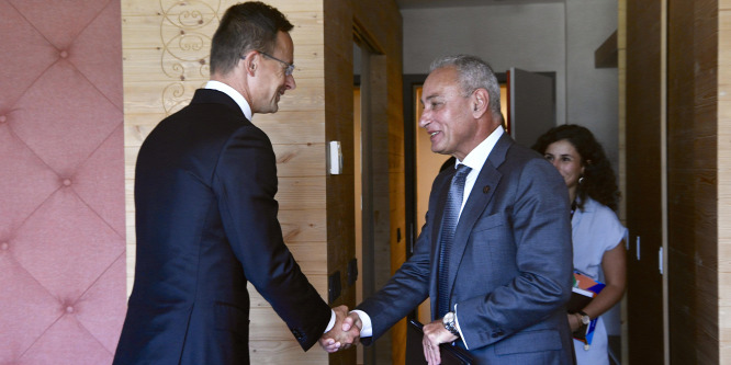 Szijjártó Péter: Meg kell változtatni Európa migrációs politikáját