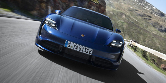 Úgy gyorsul az első villany-Porsche, hogy a gyári pilóta sem bírja