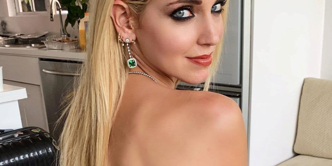 A Velencei Filmfesztiválon villant ki Chiara Ferragni mellbimbója (18+)