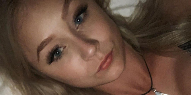 Hatalmas műpéniszt villantott az influencer, Kandyland (18+)