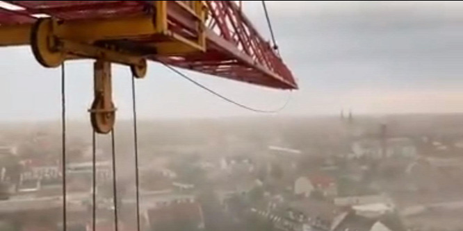 Ilyen volt a vihar egy toronydaruból nézve – videó