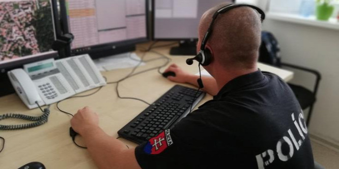 Bombariadót jelentett, mert kíváncsi volt, hogy mikor érnek ki a rendőrök