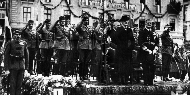 Örömkönnyek és virágeső fogadta Kolozsváron a magyar honvédeket
